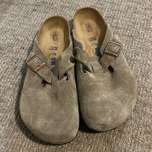 Boston soft footbed unisex, taupe suede Birkenstock clogs. Size 39. Women’s 8.5